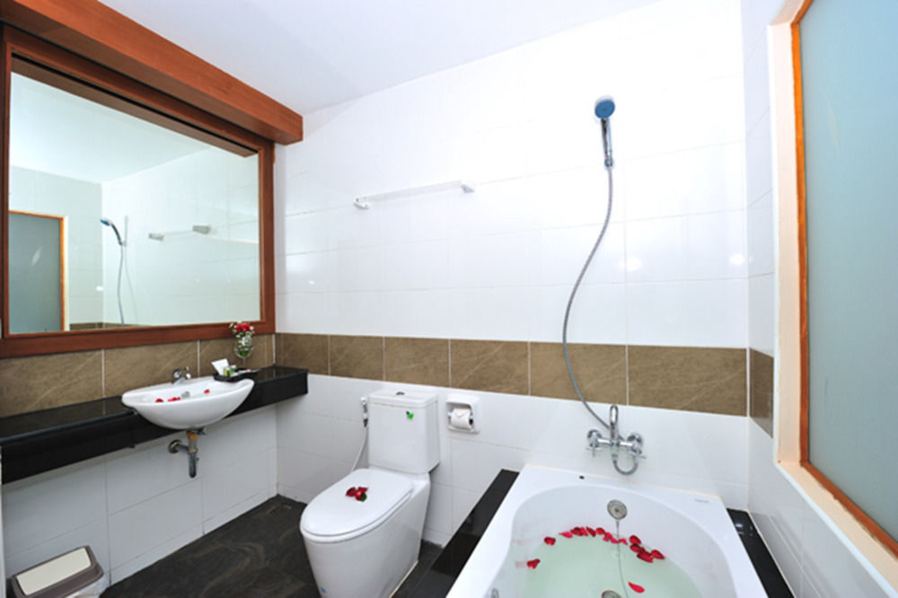 Chana Hotel Phuket Exteriör bild