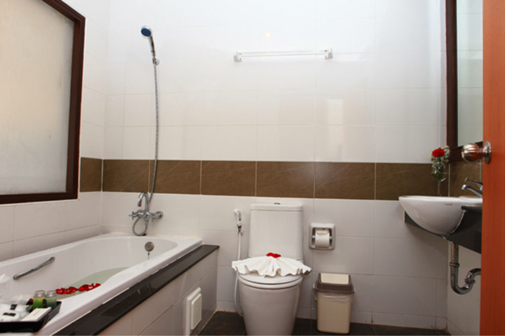 Chana Hotel Phuket Exteriör bild